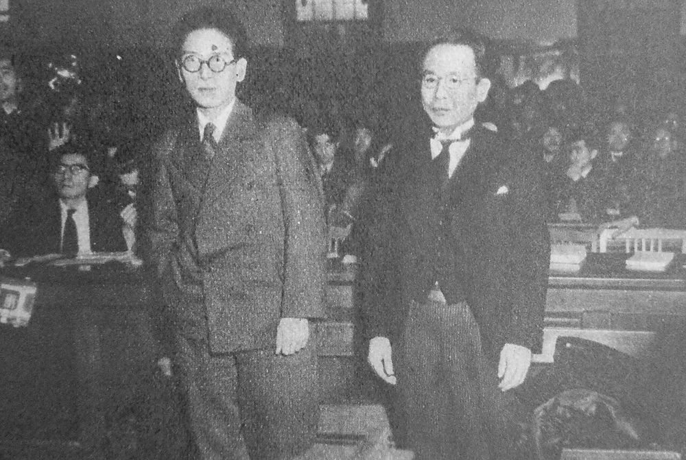 第一審判決日の伊藤整と小山久二郎(1952年1月18日)