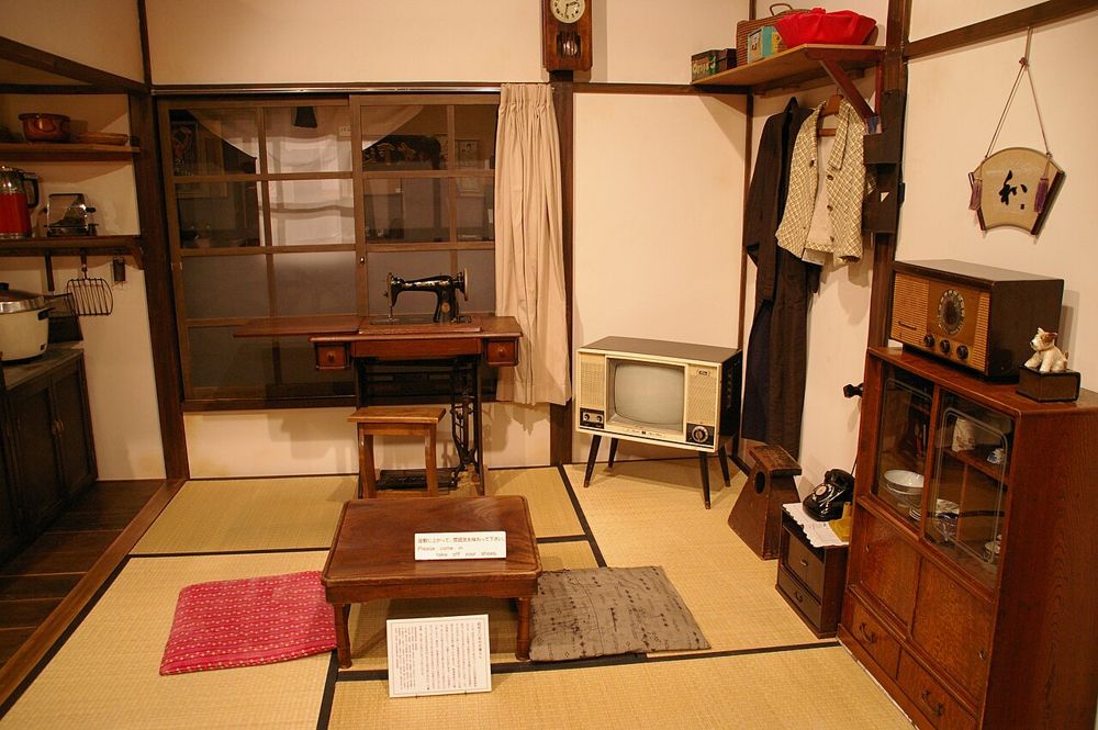 昭和30年代の暮らしを再現した部屋。ブラウン管テレビとラジオが置かれている