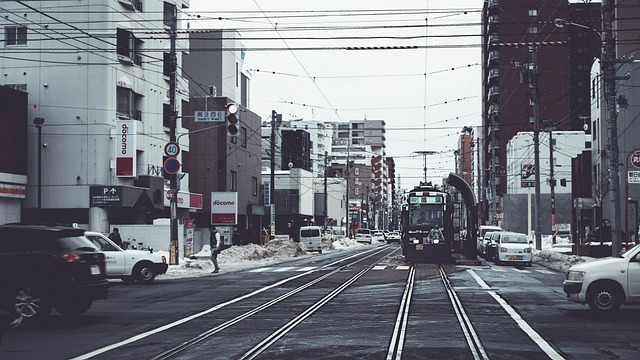 雪の札幌市街と路面電車